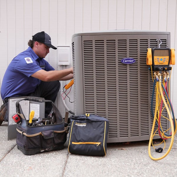 Maki Heating & Air Conditioning technician working on outdoor air conditioning unit